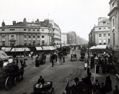 ロンドンのオックスフォードストリートを見下ろす、1890年頃 作： English Photographer